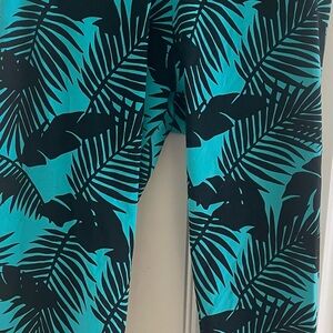 Victoria’s Secrets PINK Tropical Print Cropped Leggings Size XS